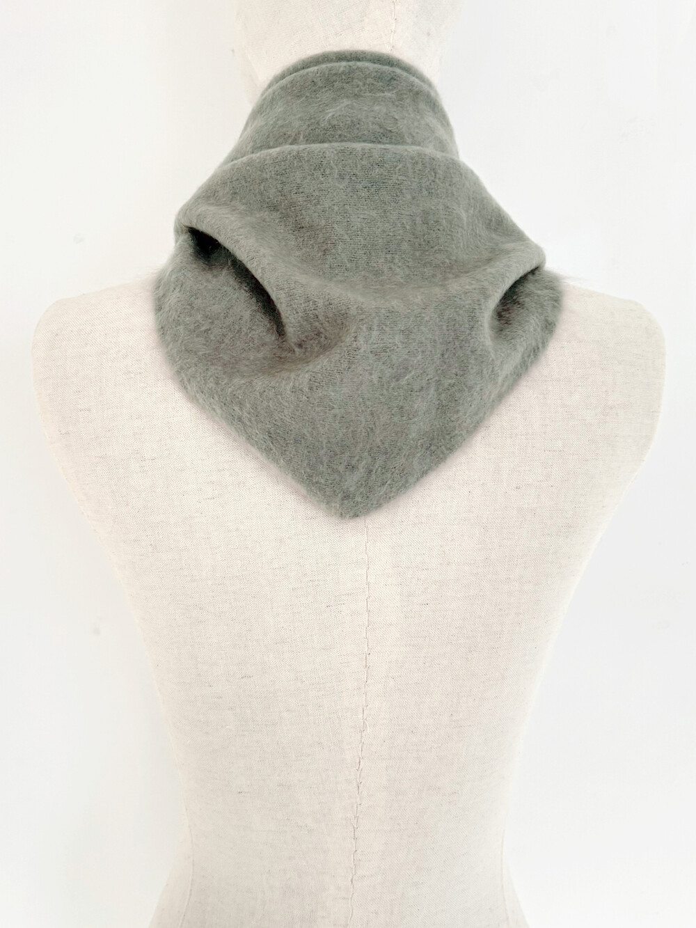 C.O.S.Y by SjaalMania Cosy Triangle 100% Brushed Cashmere Olive
