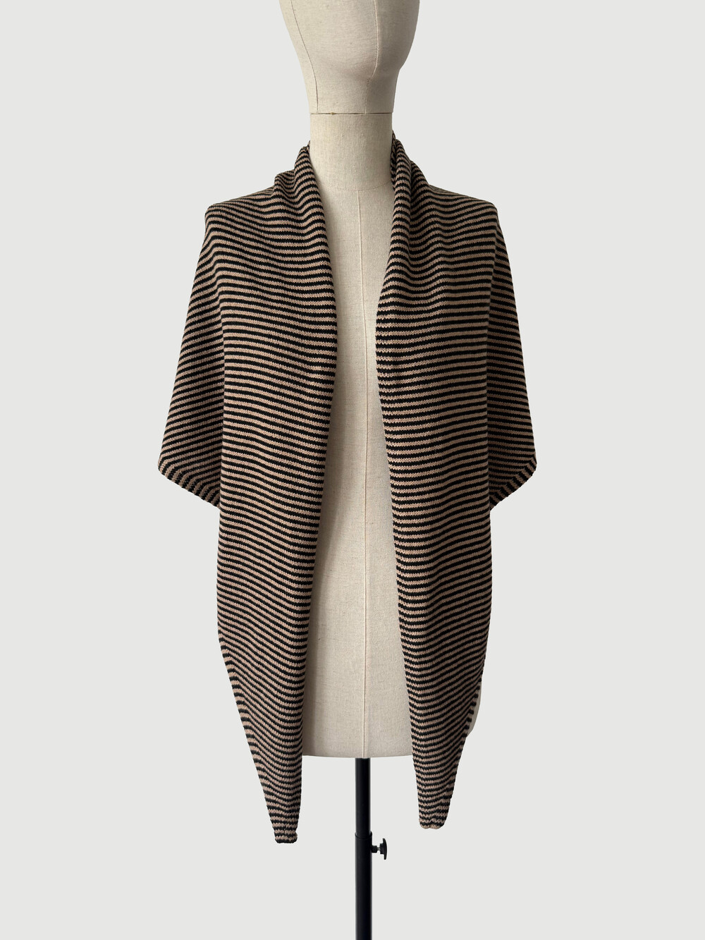 Cosy Chic Triangle  Camel Beige - Solid Black