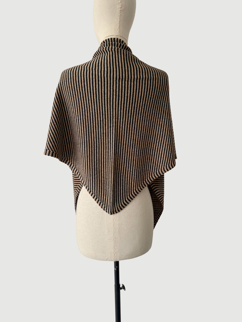 Cosy Chic Triangle  Camel Beige - Solid Black