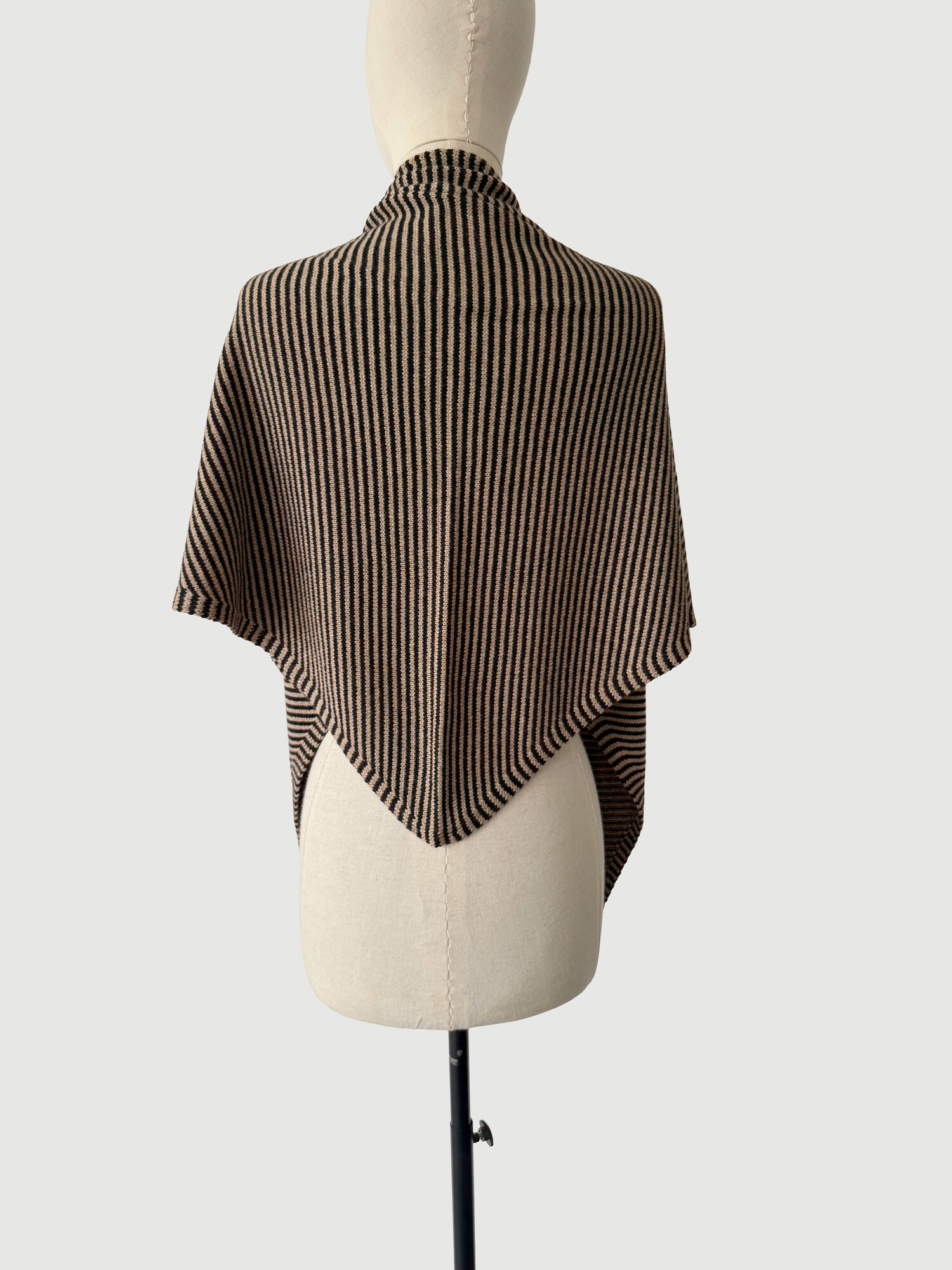 Cosy Chic Triangle  Camel Beige - Solid Black