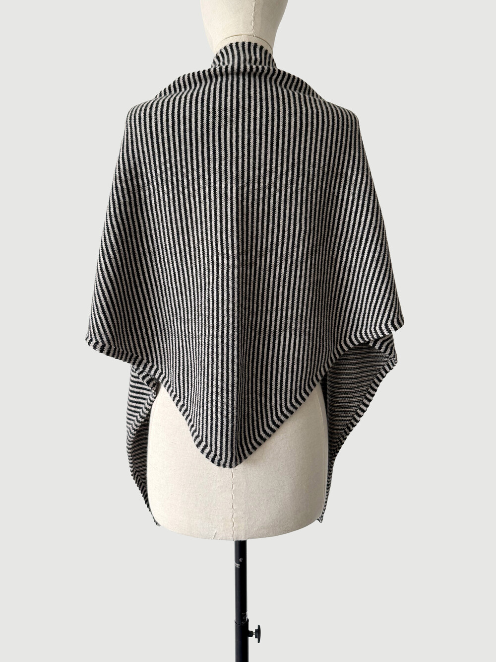 Cosy Chic Triangle  Light Sand - Solid Black