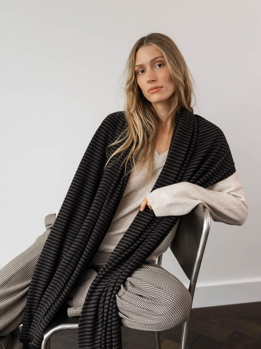 Schal Cosy Chic Stripes Chocolate - Solid Black