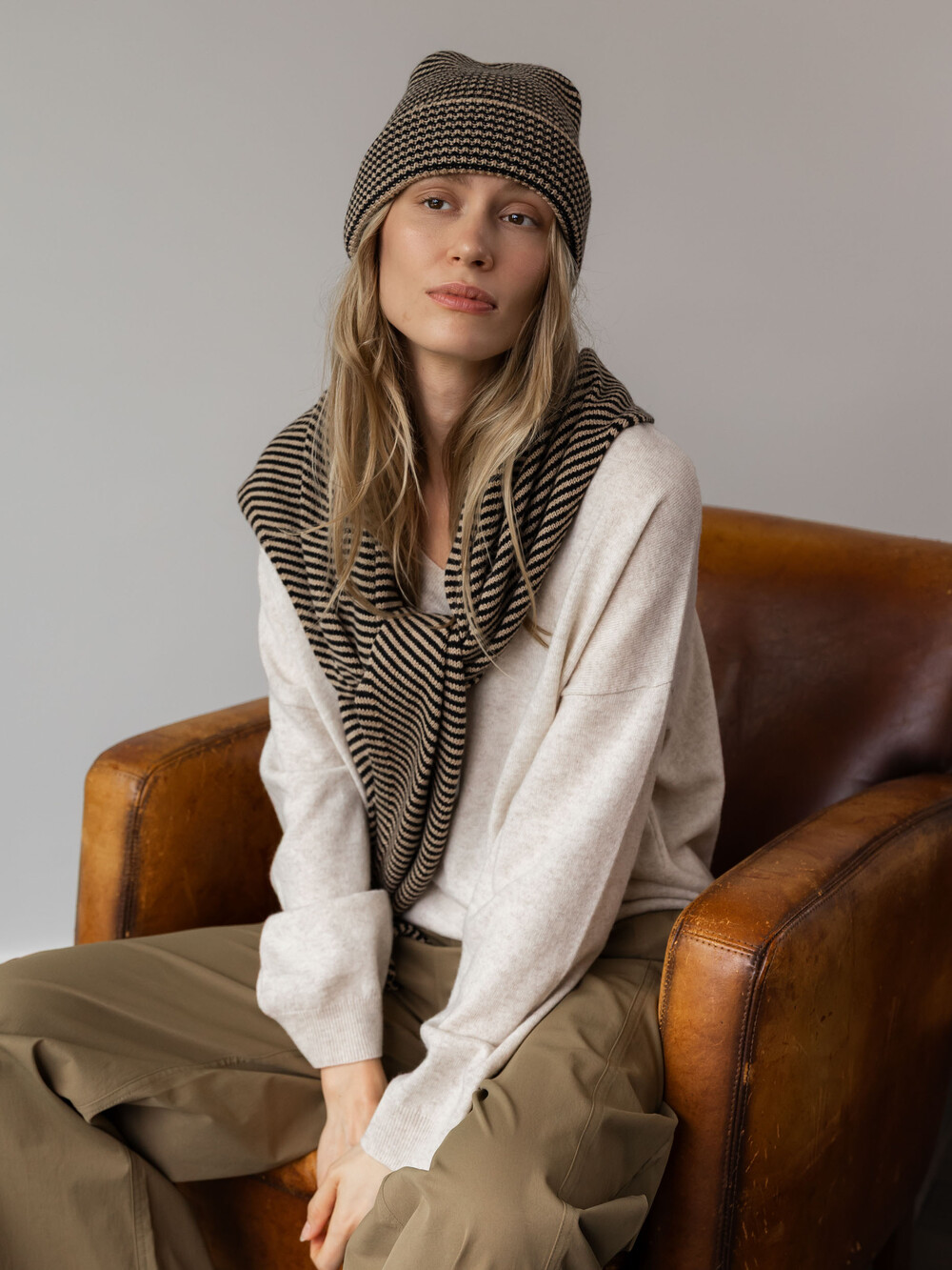 Cosy Chic Triangle  Camel Beige - Solid Black
