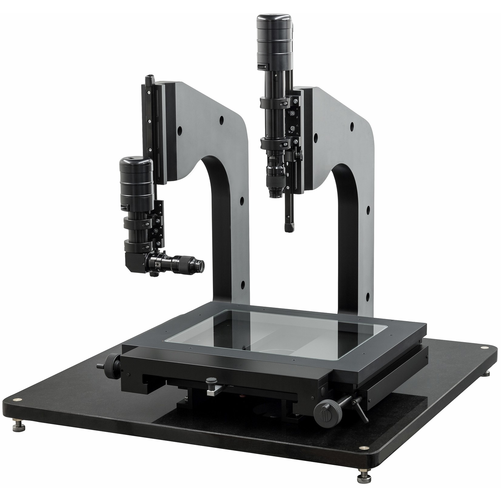 Vidéomicroscope avec deux systèmes de caméra et table de mesure croisée