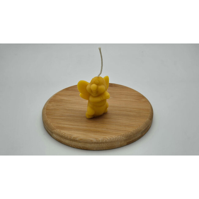Bijenwaskaarsje in de vorm van een Honingbijtje met dicht geknepen handjes