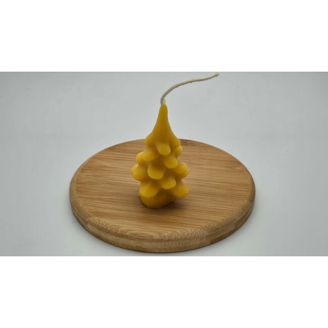 Bijenwaskaars in de vorm van een Kerstboom