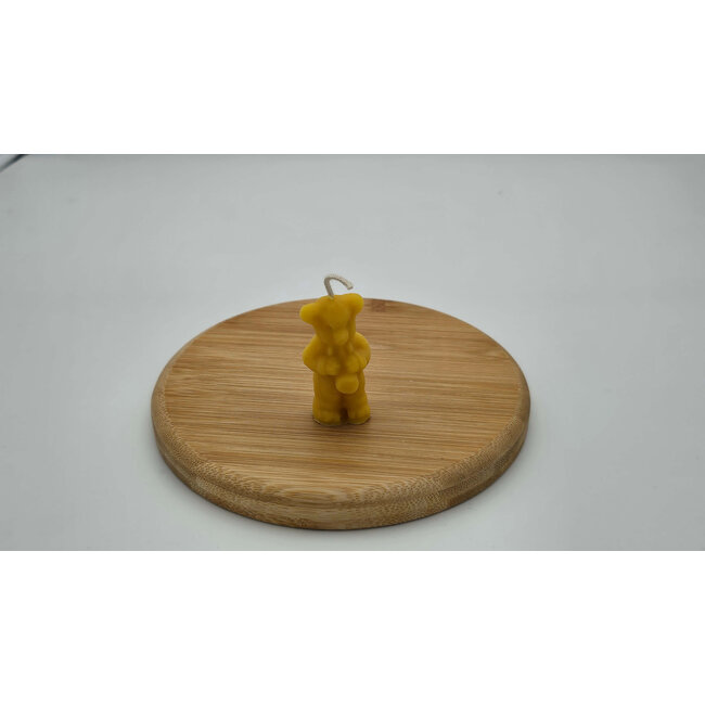 Bijenwaskaarsje Honingbeer met een trommeltje tussen de poten