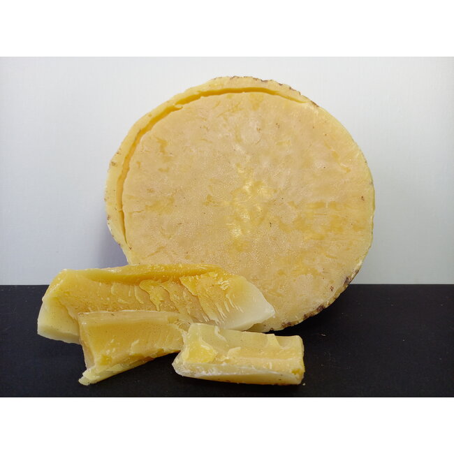 Nog niet geschoonde ruwe bijenwas om kaarsen mee te maken