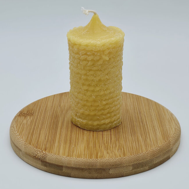 Bijenwaskaars Stompkaars met touwpatroon en honingbijtjes