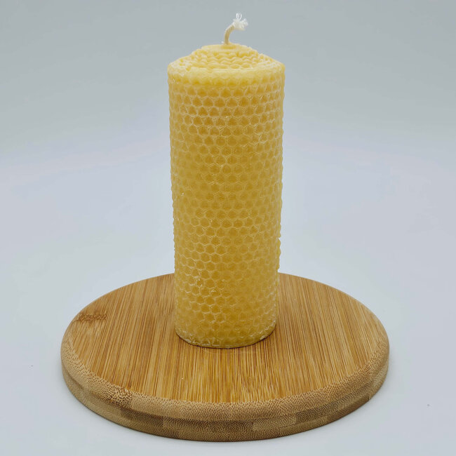 Bijenwaskaars een gegoten ronde raatkaars met honingraat patroon