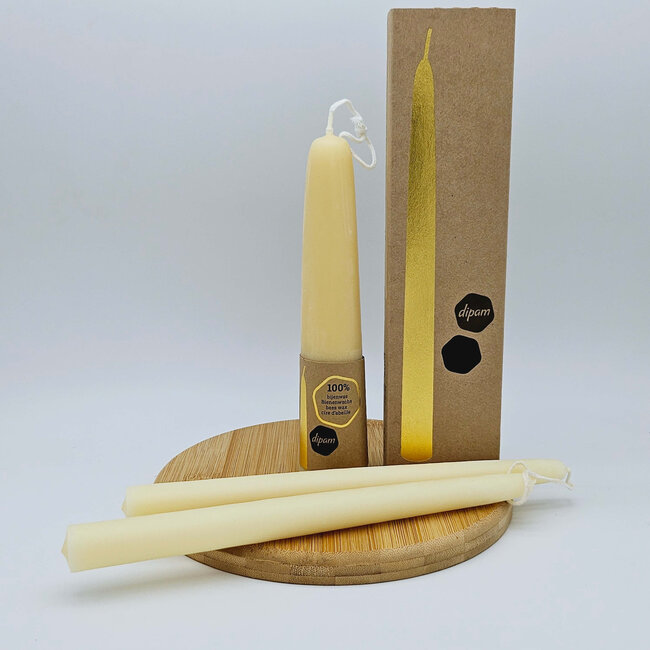 Twee bijenwas dinerkaarsen van het merk Dipam in een bruine verpakking