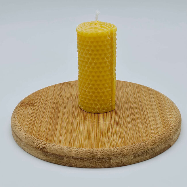 Een gegoten bijenwaskaars in een raatkaars model