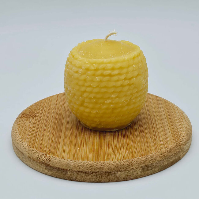 Bijenwaskaars rond met een touwmotief en honingbijtjes erop afgebeeld