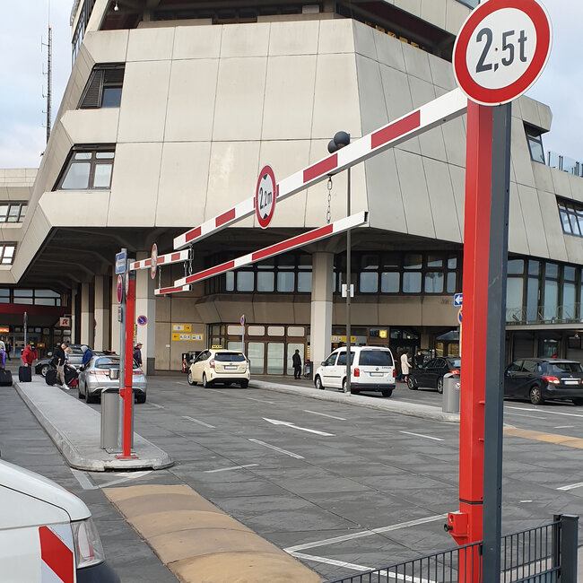 COMPACT Limiteur de passage et de hauteur pivotant - 2810 x 5205 mm - rouge/blanc