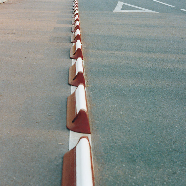 MORION Parkeerstop - 750 x 90 x 120 mm - roodbruin/wit