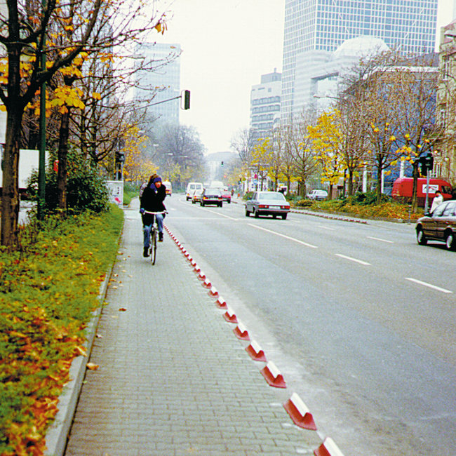 MORION Parkeerstop - 750 x 90 x 120 mm - roodbruin/wit