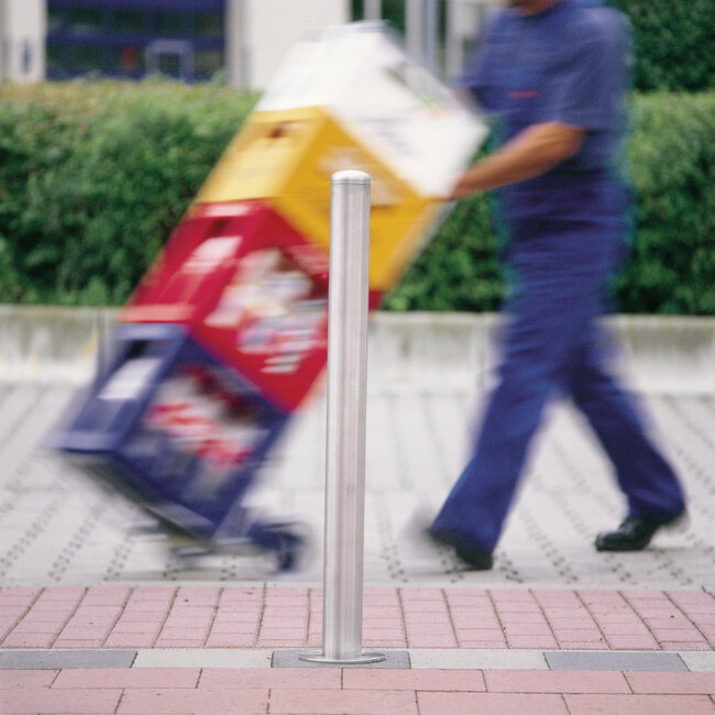 CITY Borne en inox MILANO – 931 x Ø 102 mm – sur platine