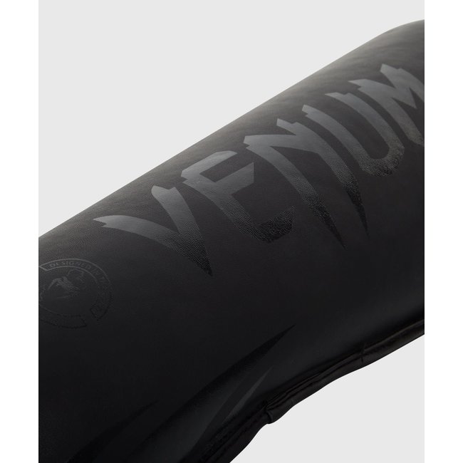 Venum Venum Challenger - Scheenbeschermers - Black on Black