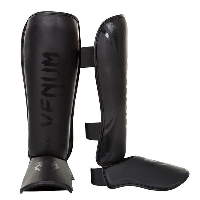 Venum Fightset – Bokshandschoenen & Scheenbeschermers – Black on Black