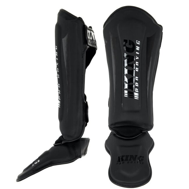 King Pro Boxing King Pro Boxing REVO Kickboksset – Bokshandschoenen en Scheenbeschermers – Black on Black