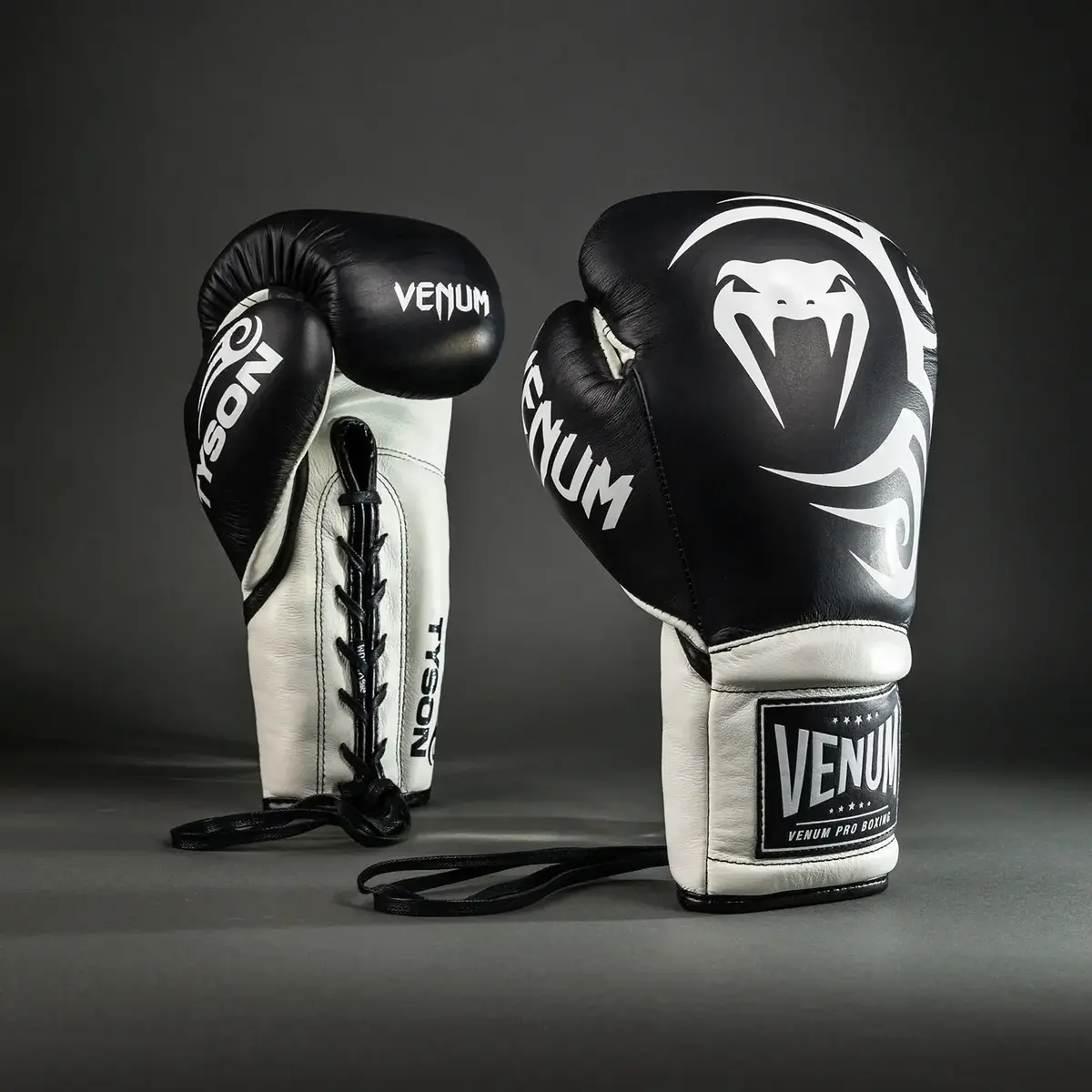 Venum Giant 2.0 Mike Tyson Pro gants de boxe à lacets - Deep Black/Optical blanc