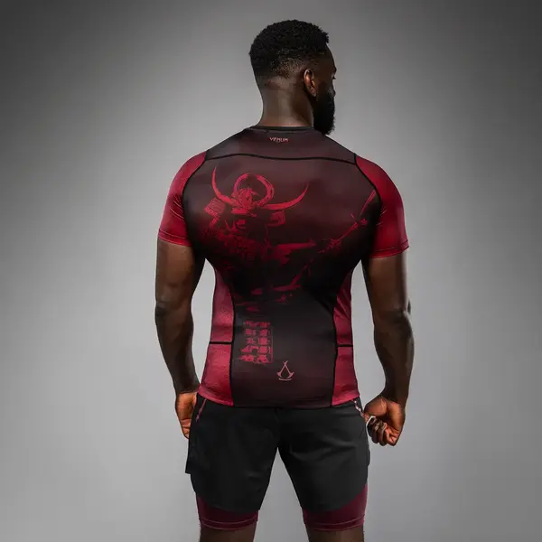 Venum Assassin’s Creed Shadows manches courtes Rashguard pour homme - Bordeaux/noir