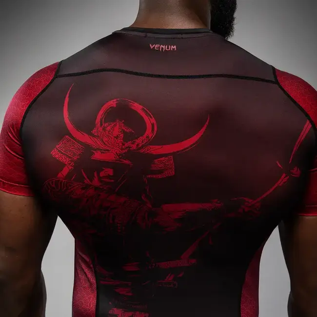 Venum Assassin’s Creed Shadows Korte Mouwen Rashguard voor Mannen - Bordeaux/Zwart