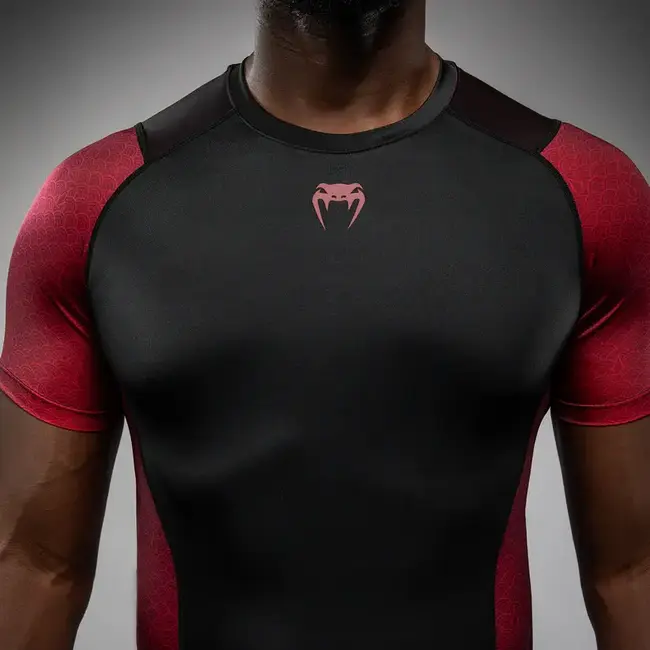 Venum Assassin’s Creed Shadows Korte Mouwen Rashguard voor Mannen - Bordeaux/Zwart