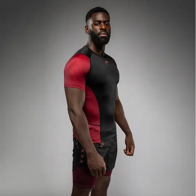 Venum Assassin’s Creed Shadows Korte Mouwen Rashguard voor Mannen - Bordeaux/Zwart