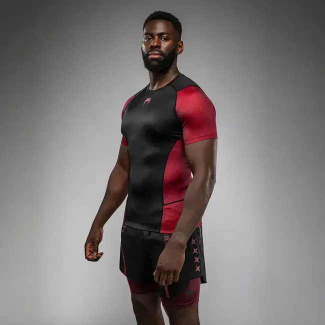 Venum Assassin’s Creed Shadows Korte Mouwen Rashguard voor Mannen - Bordeaux/Zwart