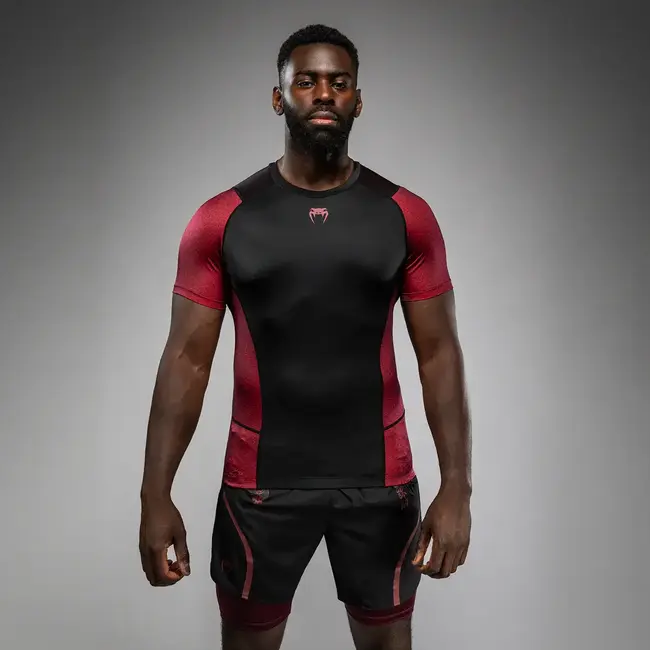 Venum Assassin’s Creed Shadows Korte Mouwen Rashguard voor Mannen - Bordeaux/Zwart