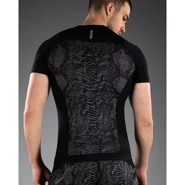Venum G-Fit Scales Short Sleeve Rashguard – Black/Charcoal Grey – Compressiepasvorm voor Grappling en MMA