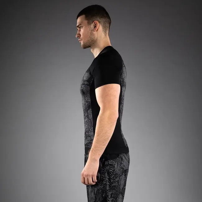 Venum G-Fit Scales Short Sleeve Rashguard – Black/Charcoal Grey – Compressiepasvorm voor Grappling en MMA