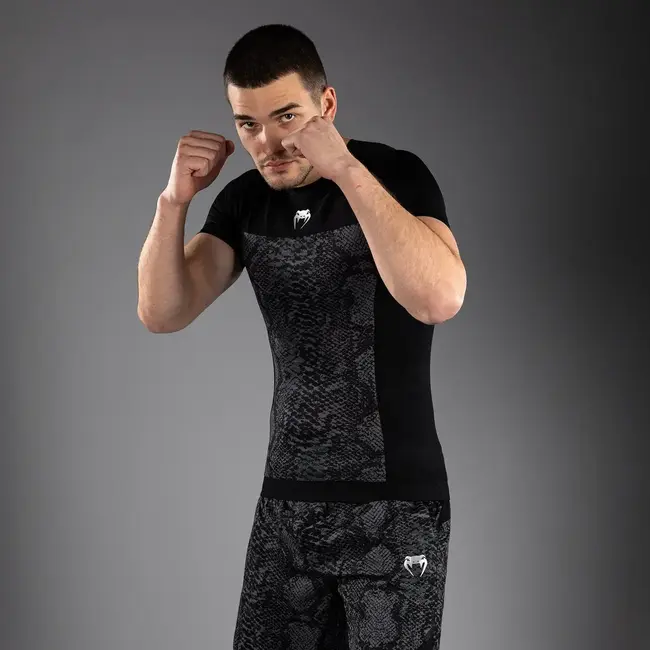 Venum G-Fit Scales Short Sleeve Rashguard – Black/Charcoal Grey – Compressiepasvorm voor Grappling en MMA