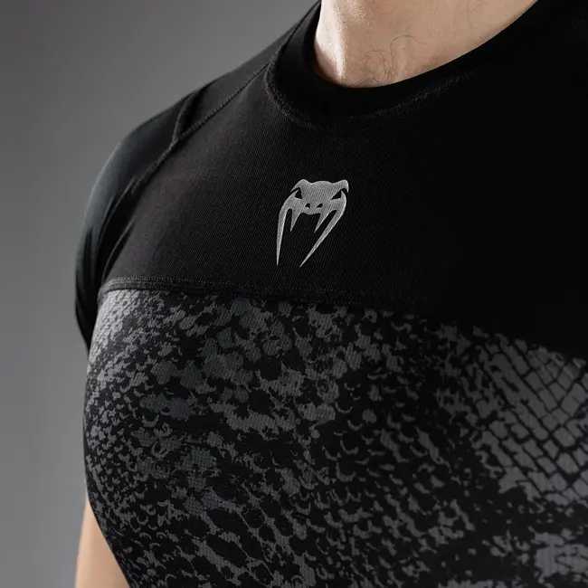 Venum G-Fit Scales Short Sleeve Rashguard – Black/Charcoal Grey – Compressiepasvorm voor Grappling en MMA