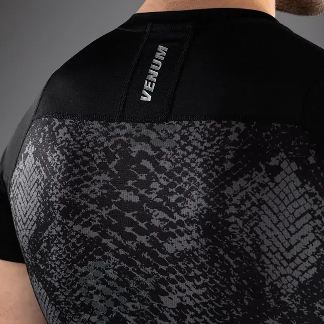 Venum G-Fit Scales Short Sleeve Rashguard – Black/Charcoal Grey – Compressiepasvorm voor Grappling en MMA