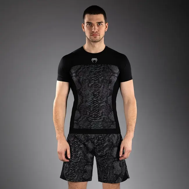 Venum G-Fit Scales Short Sleeve Rashguard – Black/Charcoal Grey – Compressiepasvorm voor Grappling en MMA
