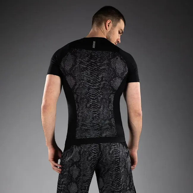 Venum G-Fit Scales Short Sleeve Rashguard – Black/Charcoal Grey – Compressiepasvorm voor Grappling en MMA