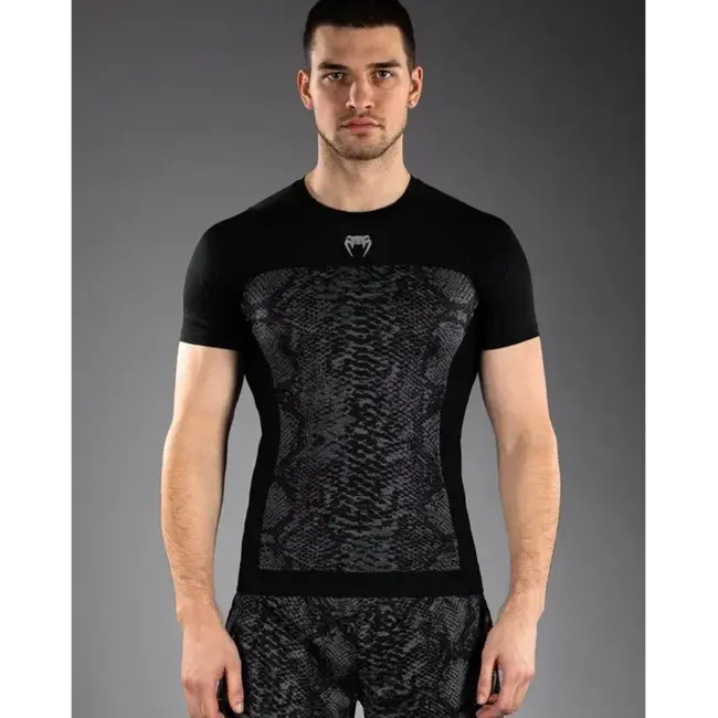 Venum G-Fit Scales Short Sleeve Rashguard – Black/Charcoal Grey – Compressiepasvorm voor Grappling en MMA