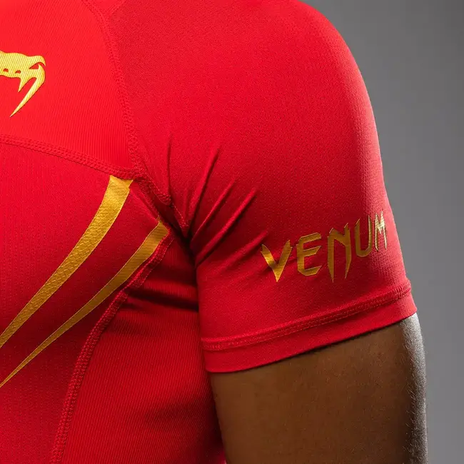 Venum Venum x WOW FC Rashguard Korte Mouwen – Fury Rood/Goud – MMA & BJJ