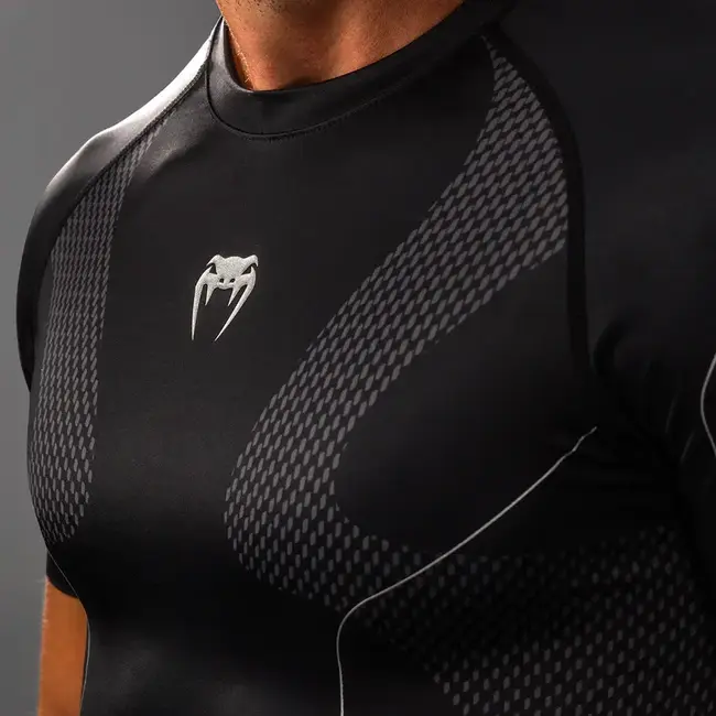 Venum Nexus Rashguard Korte Mouwen – Zwart/Zilver – Compressie & Mesh