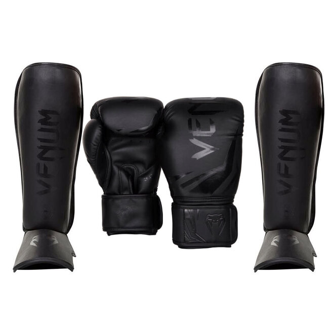 Venum Fightset – Bokshandschoenen & Scheenbeschermers – Black on Black