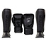 Venum Fightset – Bokshandschoenen & Scheenbeschermers – Black on Black