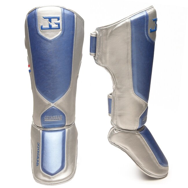 JOYA Performance Scheenbeschermers – Zilver/Blauw – Ergonomisch – Kickboksen & Muay Thai