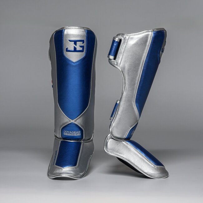 JOYA Performance Scheenbeschermers – Zilver/Blauw – Ergonomisch – Kickboksen & Muay Thai