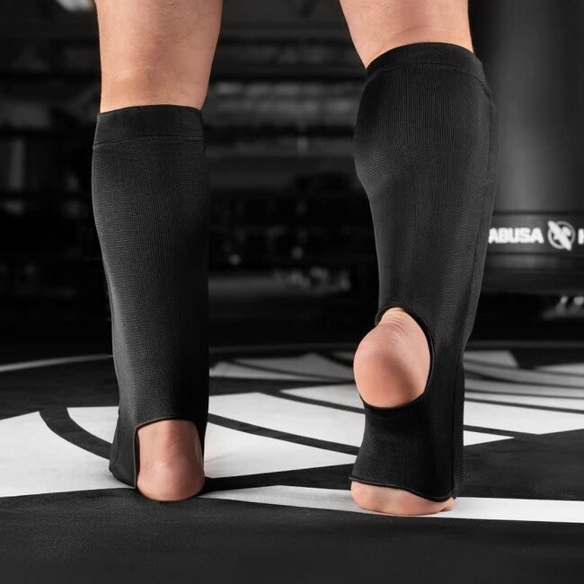 Hayabusa Core Sleeved Scheenbeschermers – Zwart – Comfortabel – Kickboksen & Muay Thai