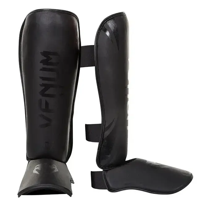 Venum Venum Challenger Blackout MMA Fightset – Sparring Gloves + Scheenbeschermers