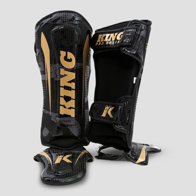 King Pro Boxing Shogun MMA Fightset – MMA-sparringhandschoenen & scheenbeschermers – Zwart/Goud