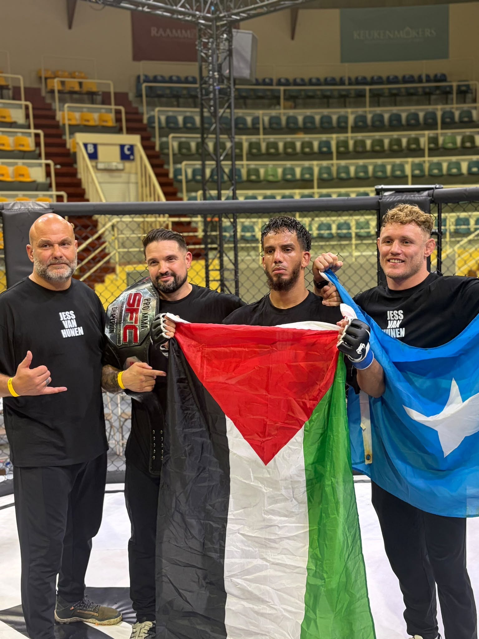 Jess van Hunen met zijn team en de SFC-kampioensriem na de titelwinst in Antwerpen