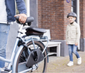 Bobike Maxi Junior One Urban Black – comfortabel achterop voor grotere kinderen